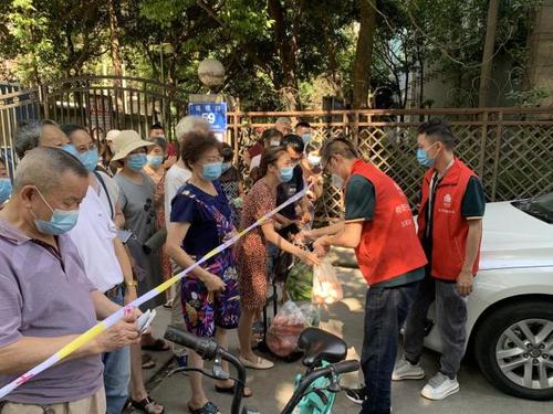 益民菜市门店抓好口罩佩戴管理,严格绿码入场,落实体温检测,市场怨い